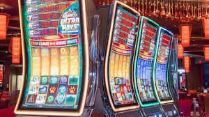 Live Casino တိုက်ရိုက် ဒိုင်နှင့် ကစားသောဂိမ်းများ